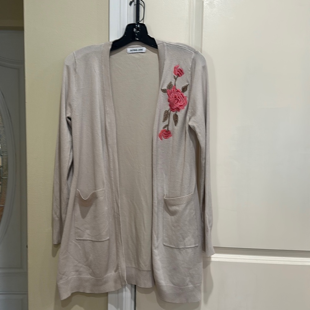 Sweater in excellent condition;worn once, long sleeve pretty flower design.